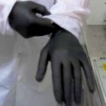 guantes de nitrilo color negro